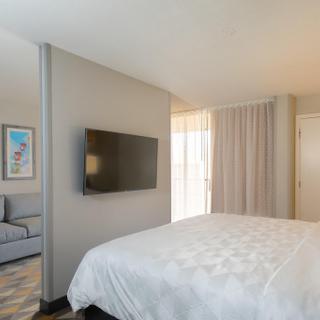 Holiday Inn & Suites Orlando SW - Celebration Area | Kissimmee | spacious hotel suite