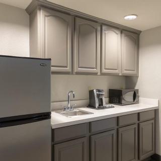 Holiday Inn & Suites Orlando SW - Celebration Area | Kissimmee | hotel suite